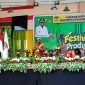 Capt foto: Plt Bupati Mimika, Johannes Rettob membawakan sambutan sekaligus membuka pegelaran Festival Produk UMKM dan Koperasi yang berlangsung di pelataran Graha Eme Meme Yauware, Kamis (27/10/2022).