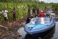 Tampak rombongan Pj Bupati Mappi, Michael R. Gomar, saat melintasi Sungai Weldeman yang dipenuhi tanaman Hanguana Malayana atau yang lebih dikenal dengan sebutan Tebu Rawa.