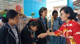 Plt Kadis Pendidikan Nabire, Dra. Dina Pidjer, menyalami pemenang Lomba Bulan Bahasa dan Sastra Indonesia Tahun 2022. (Foto: Galeripapua.com)