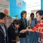 Plt Kadis Pendidikan Nabire, Dra. Dina Pidjer, menyalami pemenang Lomba Bulan Bahasa dan Sastra Indonesia Tahun 2022. (Foto: Galeripapua.com)