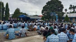 Puluhan siswa-siswi SMA YPK Tabernakel Nabire melakukan demo tuntut pertanggungjawaban Kepala Sekolah (Foto: Galeripapua.com)