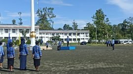 Suasana apel gabungan Pemerintah Kabupaten Mimika dalam memperingati Hari Sumpah Pemuda ke-94 di pelataran Kantor Bupati Mimika, Jalan Poros SP3, Timika, pada Jumat (28/10/2022) pagi. (Foto: Galeripapua.com) 