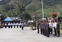 Suasana upacara bendera memperingati Hari Sumpah Pemuda ke-94 di lapangan Mako Polres Paniai. Upacara dipimipin Kapolres Paniai, Kompol Abdus Syukur Felani SIK Sebagai Irup. (Foto: Humas Polres Paniai)