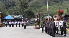 Suasana upacara bendera memperingati Hari Sumpah Pemuda ke-94 di lapangan Mako Polres Paniai. Upacara dipimipin Kapolres Paniai, Kompol Abdus Syukur Felani SIK Sebagai Irup. (Foto: Humas Polres Paniai) 