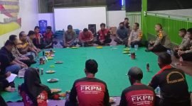 Kasat Binmas Polres Nabire dan anggota saat bertatap muka dengan FKPM Girimulyo dalam kegiatan sambang dan patroli rutin di Kelurahan Girimulyo, Distrik Nabire Kota, Kabupaten Nabire, Minggu (30/10/2022). (Foto: Humas Polres Nabire)