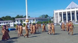 ASN di lingkup Pemerintah Kabupaten Mimika usai mengikuti apel pagi di pelataran Kantor Bupati Mimika, Jalan Poros SP3, Senin (31/10/2022). (Foto: Galeripapua.com)