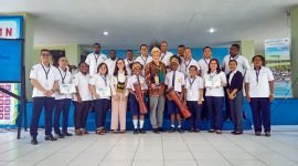 Founder TeachCast With Oxford, Kent Holiday foto bersama dengan para siswa-siswi di Sekolah Asrama Taruna Papua. (Foto: Galeripapua.com)