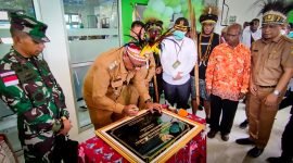 Plt Bupati Mimika, Johannes Rettob menandatangani prasasti papan nama Puskesmas Kwamki Narama, Senin (14/11/2022). 