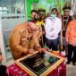 Plt Bupati Mimika, Johannes Rettob menandatangani prasasti papan nama Puskesmas Kwamki Narama, Senin (14/11/2022). 