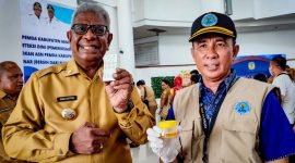 Plt Bupati Mimika, Johannes Rettob menunjukkan hasil tes urine-nya yang terbukti negatif narkoba, didampingi Kepala BNN Mimika, Mursaling.