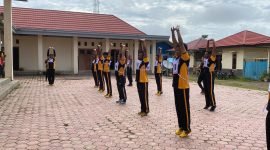 Kapolres Dogiyai, Kompol Samuel D. Tatiratu SIK memimpin Tes Kesamaptaan Jasmani yang berlangsung di halaman Polres Nabire, Selasa (1/11/2022) Pagi. (Foto: Humas Polres Dogiyai) 