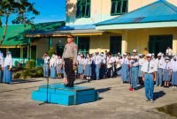 Kanit Binmas Polsek Mimika Baru, Ipda I Made Aribawa saat memimpin upacara bendera di SMA Negeri I Mimika, Senin (7/11/2022). 