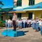 Kanit Binmas Polsek Mimika Baru, Ipda I Made Aribawa saat memimpin upacara bendera di SMA Negeri I Mimika, Senin (7/11/2022). 