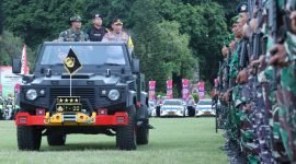 Kapolri, Jenderal Polisi Listyo Sigit Prabowo bersama Panglima TNI, Jenderal TNI Muhammad Andika Perkasa memeriksa pasukan saat apel gelar pasukan Operasi Puri Agung 2022 di Lapangan Puputan Margerana, Denpasar, Senin (7/11/2022). 