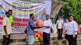 Penyerahan bansos Otonomi Khusus secara simbolis oleh Plt Kepala Dinas Sosial, Andarias Nao, kepada salah satu warga di halaman Kantor Distrik Mimika Timur, Rabu (9/11/2022) sore.