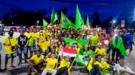 Foto bersama Fans Brasil Timika seusai kegiatan bakti sosial, Minggu (20/11/2022).