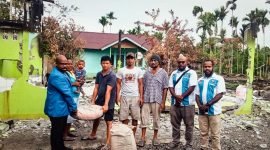 Ketua DPD KNPI Mimika Energy Of Harmoni, Pertius Wenda secara simbolis menyerahkan bantuan semen kepada korban musibah kebakaran di Kampung Limau Asri Timur, SP5 Jalur III, Distrik Iwaka, Mimika, Papua Tengah, Minggu (20/11/2022).