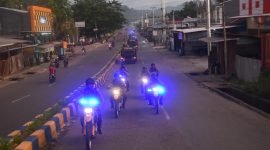Anggota Kepolisian Bersenjata Lengkap Melakukan Patroli Berskala Besar Keliling Kota Nabire Ciptakan Sitkamtibmas Kondusif, Selasa (22/11/2022) Sore. (Foto: Humas Polres Nabire)