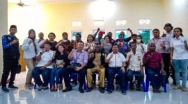 KADIN Mimika, Diskop, dan Asosiasi UMKM foto bersama usai melaksanakan rapat evaluasi tentang pengembangan UMKM di Kantor KADIN, Jalan Cendrawasih, Timika, Papua Tengah, Senin (28/11/2022).