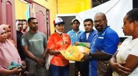 Ketua DPD KNPI Mimika (Energy Of Harmoni), Pertius Wenda menyerahkan bantuan kepada korban terdampak musibah kebakaran di Kampung Awunawai, Distrik Yapen Timur, Kabupaten Kepulauan Yapen, Selasa (29/11/2022).