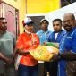Ketua DPD KNPI Mimika (Energy Of Harmoni), Pertius Wenda menyerahkan bantuan kepada korban terdampak musibah kebakaran di Kampung Awunawai, Distrik Yapen Timur, Kabupaten Kepulauan Yapen, Selasa (29/11/2022).