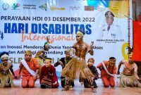 Penampilan tarian nusantara oleh anak-anak Sekolah Luar Biasa Negeri Mimika dalam pergelaran pentas seni memperingati Hari Disabilitas Internasional, Sabtu (3/12/2022) di Ballroom Hotel Grand Tembaga, Timika, Papua Tengah. 
