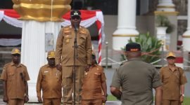 Plt Bupati Mimika, Johannes Rettob, saat memimpin apel gabungan di pelataran Kantor Bupati Mimika, Jalan Poros SP3, Timika, Papua Tengah, Senin (5/12/2022). 