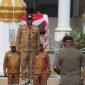 Plt Bupati Mimika, Johannes Rettob, saat memimpin apel gabungan di pelataran Kantor Bupati Mimika, Jalan Poros SP3, Timika, Papua Tengah, Senin (5/12/2022). 