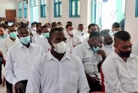 Sejumlah peserta Tes CAT Formasi 600 saat mengikuti pembukaan Seleksi Kompetensi Dasar dan Kompetensi Bidan di SMP Negeri 2, Timika, Papua Tengah, Senin (5/12/2022). 