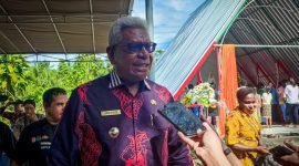 Plt Bupati Mimika, Johannes Rettob, saat diwawancarai awak media di Timika, Papua Tengah, Jumat (9/12/2022) siang. 