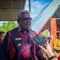 Plt Bupati Mimika, Johannes Rettob, saat diwawancarai awak media di Timika, Papua Tengah, Jumat (9/12/2022) siang. 