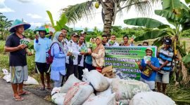 Foto bersama saat Pemerintah Kampung Mawokauw Jaya menyerahkan bantuan pupuk dan bibit sayur kepada Kelompok Tani Karya Makmur, Rabu (14/12/2022). 