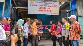 Staf Ahli Bidang Ekonomi dan Keuangan Bupati Mimika, Maria Rettob, melakukan pengguntingan pita sebagai tanda dimulainya pengoperasian Bumdes Kampung Mawokauw Jaya, Kamis (22/12/2022) di unit usaha bengkel las, Jalan Yos Sudarso, Kampung Mawokauw Jaya, Timika, Papua Tengah. 