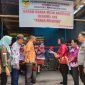 Staf Ahli Bidang Ekonomi dan Keuangan Bupati Mimika, Maria Rettob, melakukan pengguntingan pita sebagai tanda dimulainya pengoperasian Bumdes Kampung Mawokauw Jaya, Kamis (22/12/2022) di unit usaha bengkel las, Jalan Yos Sudarso, Kampung Mawokauw Jaya, Timika, Papua Tengah. 