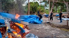 Polisi sedang membongkar arena judi di Kilo Meter 10, Kampung Kadun Jaya, Distrik Wania, Mimika, Papua Tengah, Senin (26/12/2022) sore.