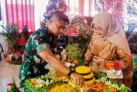 Komandan Kodim 1710/Mimika, Letkol Inf Dedy Dwi Cahyadi saat melakukan pemotongan tumpeng.