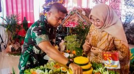 Komandan Kodim 1710/Mimika, Letkol Inf Dedy Dwi Cahyadi saat melakukan pemotongan tumpeng.