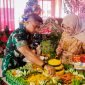 Komandan Kodim 1710/Mimika, Letkol Inf Dedy Dwi Cahyadi saat melakukan pemotongan tumpeng.