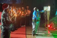 Prosesi pembakaran lilin Natal oleh Pj Sekretaris Daerah Mimika, Petrus Yumte dalam perayaan Natal Bersama Pemerintah Kabupaten Mimika, TNI-Polri, dan masyarakat di Graha Eme Neme Yauware, Timika, Papua Tengah, Kamis (29/12/2022)