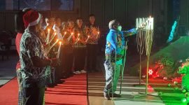Prosesi pembakaran lilin Natal oleh Pj Sekretaris Daerah Mimika, Petrus Yumte dalam perayaan Natal Bersama Pemerintah Kabupaten Mimika, TNI-Polri, dan masyarakat di Graha Eme Neme Yauware, Timika, Papua Tengah, Kamis (29/12/2022)