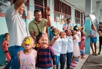 Tampak anak-anak usia dini mengikuti salah satu lomba dalam kegiatan menyongsong puncak perayaan syukur Natal dan Tahun Baru Bersama Ikatan Keluarga Lembata, Selasa (3/1/2022) sore di gedung SMP Yosua, Jalan Perintis, Timika, Papua Tengah. 
