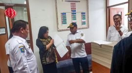Asisten III Administrasi Umum Setda Mimika, Hendrieta Tandiono didampingi Asisten I Bidang Pemerintah dan Kesejahteraan Rakyat Setda Mimika, Paulus Dumais dan Plt Asisten II Bidang Ekonomi dan Pembangunan Daerah Setda Mimika, Petrus Koten melakukan Sidak ke setiap OPD di lingkungan Pemkab Mimika. (Foto: Abercio/ GaleriPapua.com)