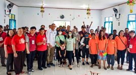 Pose bersama HPKT Mimika, Bank Mandiri, dan pihak Lapas Kelas IIB Timika beserta warga binaan dalam kegiatan bakti sosial, Sabtu (7/1/2023).