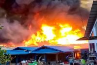 Tampak api sedang menjalar di Pasar Baru Sentani, Kabupaten Jayapura, Jumat (6/1/2023). (Foto: SS Video Antara)