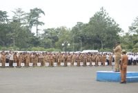 Plt Bupati Mimika, Johannes Rettob ketika memimpin apel pagi di puspem Kab. Mimika. (Foto: GaleriPapua)