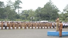 Plt Bupati Mimika, Johannes Rettob ketika memimpin apel pagi di puspem Kab. Mimika. (Foto: GaleriPapua)