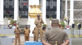 Plt Bupati Mimika, Johannes Rettob, saat memberikan amanat dalam apel gabungan yang berlangsung di pelataran Kantor Bupati Mimika, Jalan Poros SP3, Timika, Papua Tengah, Senin (9/1/2023).