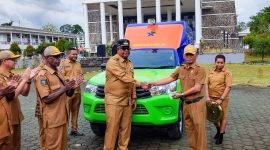 Penyerahan kunci mobil perpustakaan oleh Plt Bupati Mimika, Johannes Rettob, kepada kepada Kepala Dinas Perpustakaan dan Arsip Daerah Mimika, Andi Ramli Tuhuterru, di pelataran Kantor Bupati Mimika, Jalan Poros SP3, Timika, Papua Tengah, Senin (9/1/2023). 