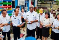 Plt Bupati Mimika, Johannes Rettob, memimpin pemusnahan ribuan KTP dan KIA di pelataran Kantor Kelurahan Sempan, Distrik Mimika Baru, Mimika, Papua Tengah, Rabu (11/1/2023).