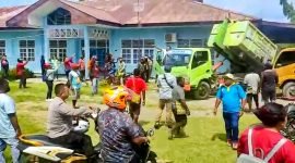 Tampak massa aksi menumpahkan sejumlah sampah dari truk sampah ke salah satu sisi Kantor BKD Nabire, Jumat (13/1/2023). (Foto: tangkapan layar video aksi)
